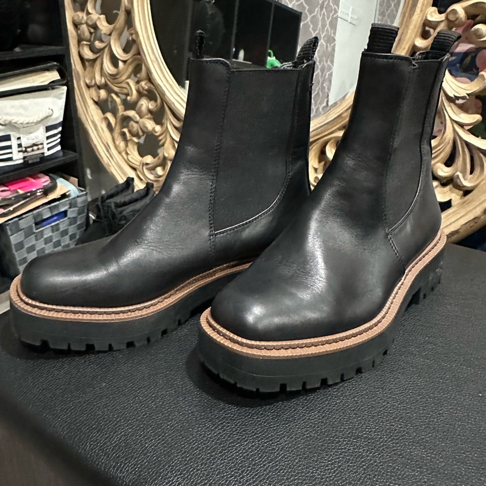 Worn once Sam Edelman Laguna Chelsea Boot